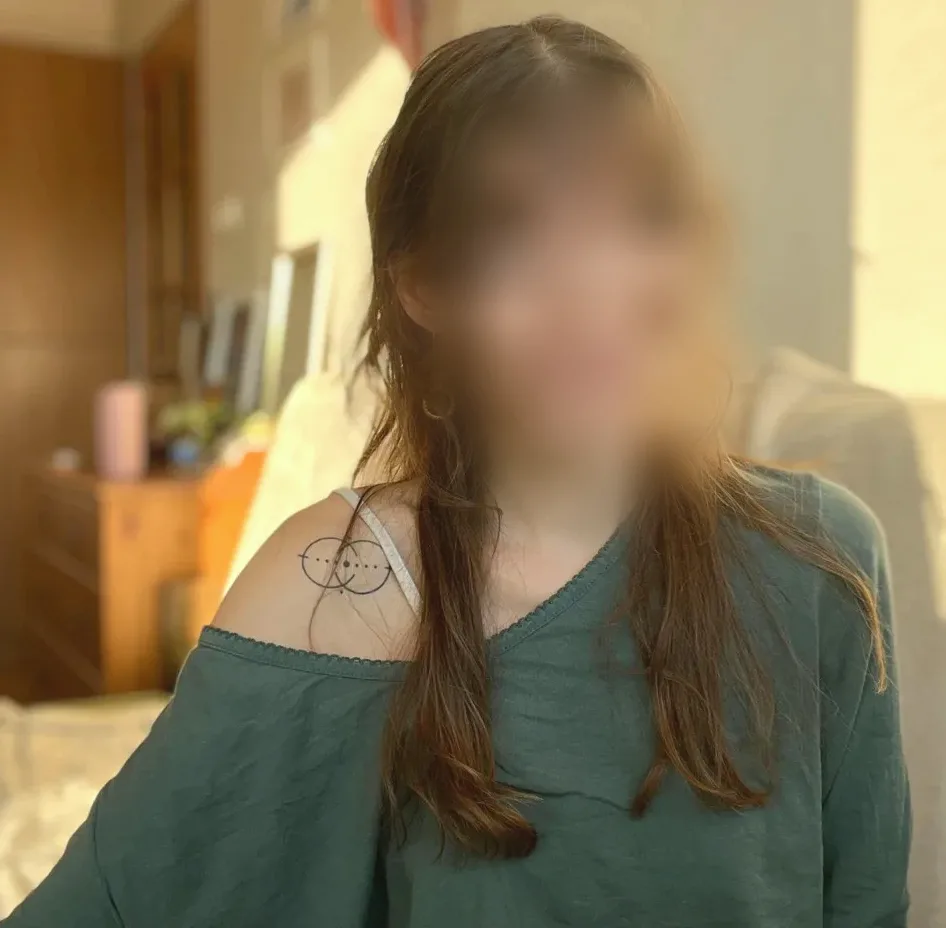 Ela, 28