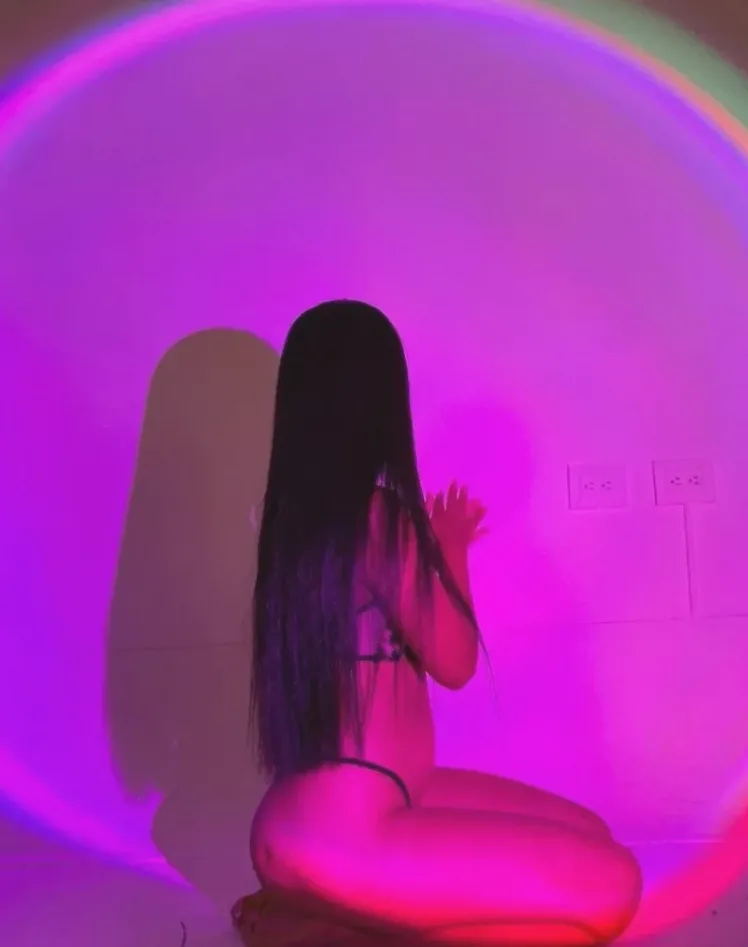 Nadine, 23